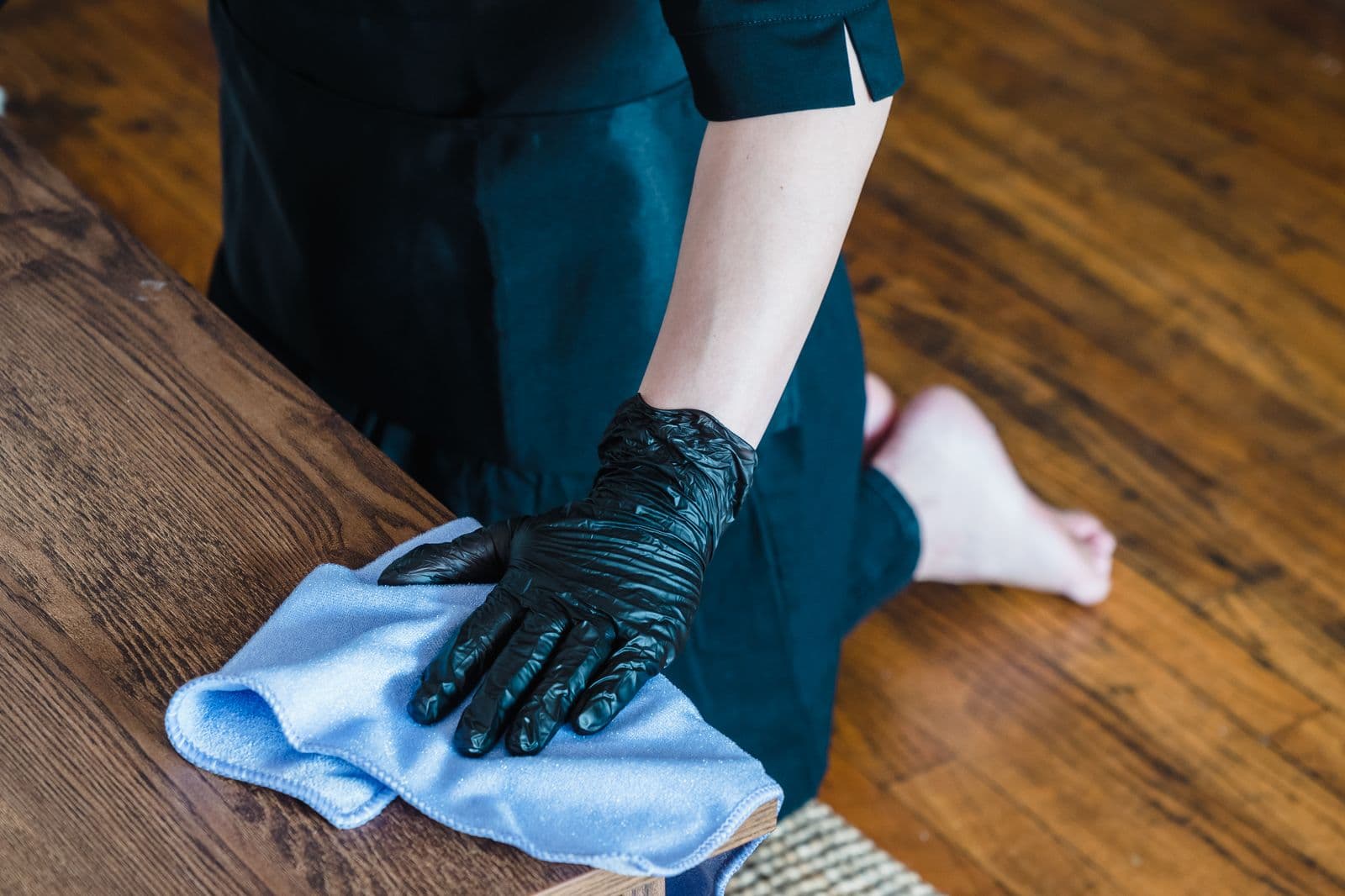 Limpieza profesional de escritorio de oficina con paño de microfibra y guantes