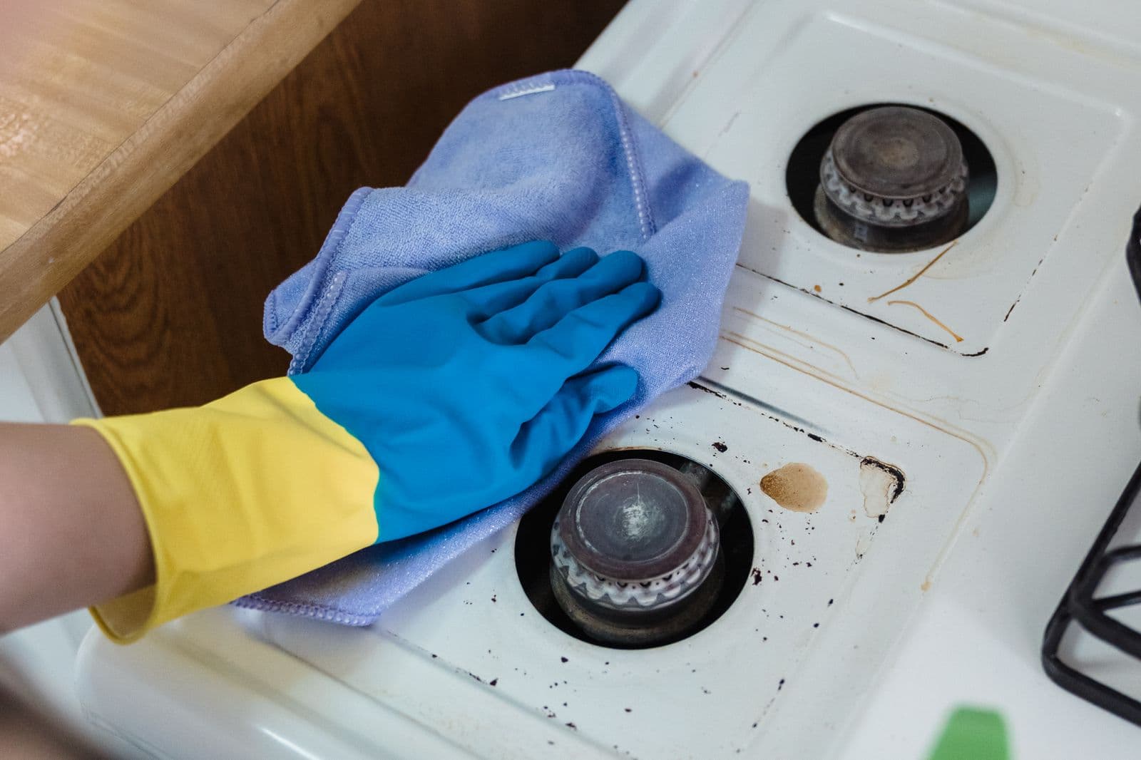 Limpieza profunda de anafe de cocina con guantes de protección y paño de microfibra